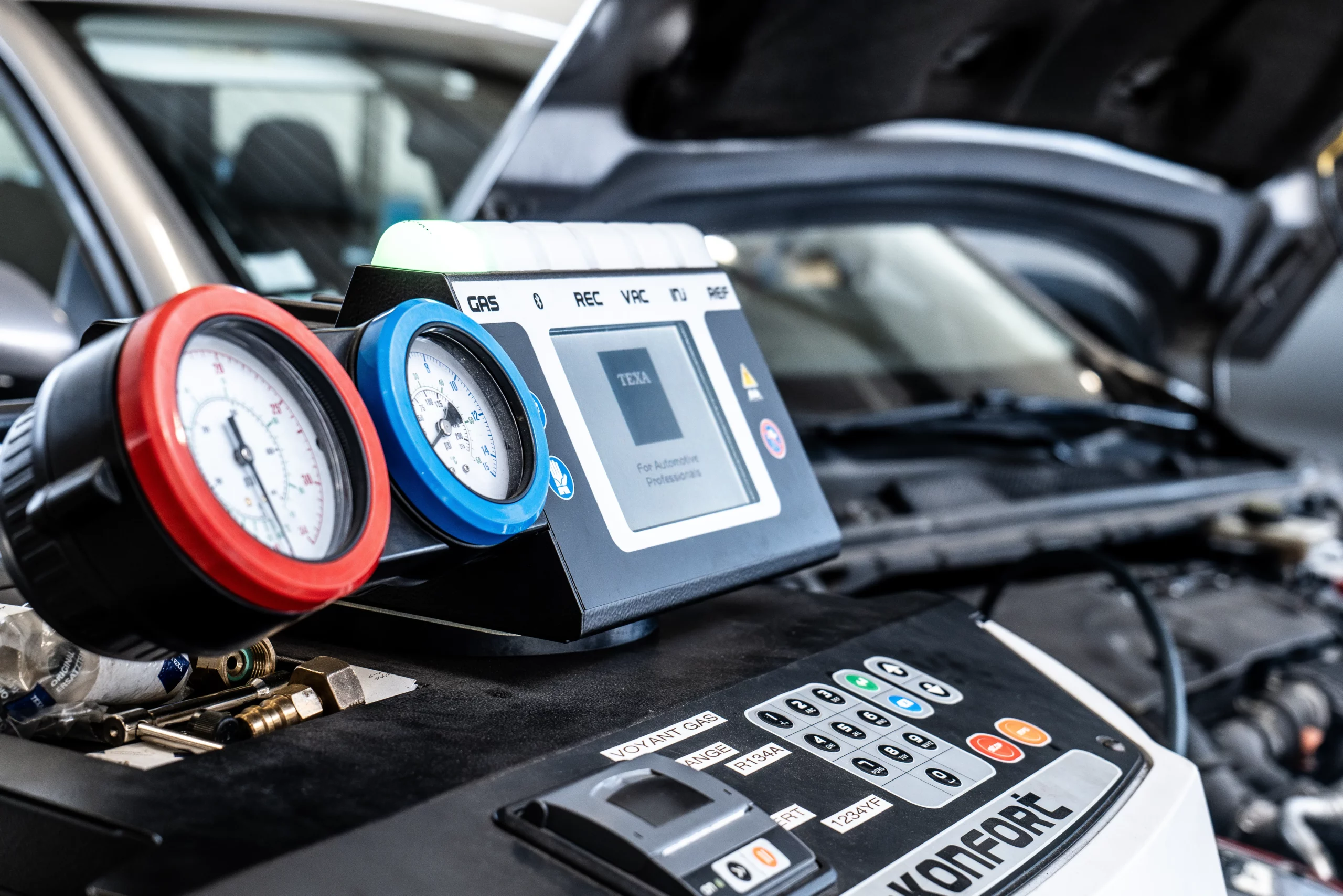 Machine climatisation d'une Peugeot réalisé par un technicien à l'aide d'un appareil spécialisé.