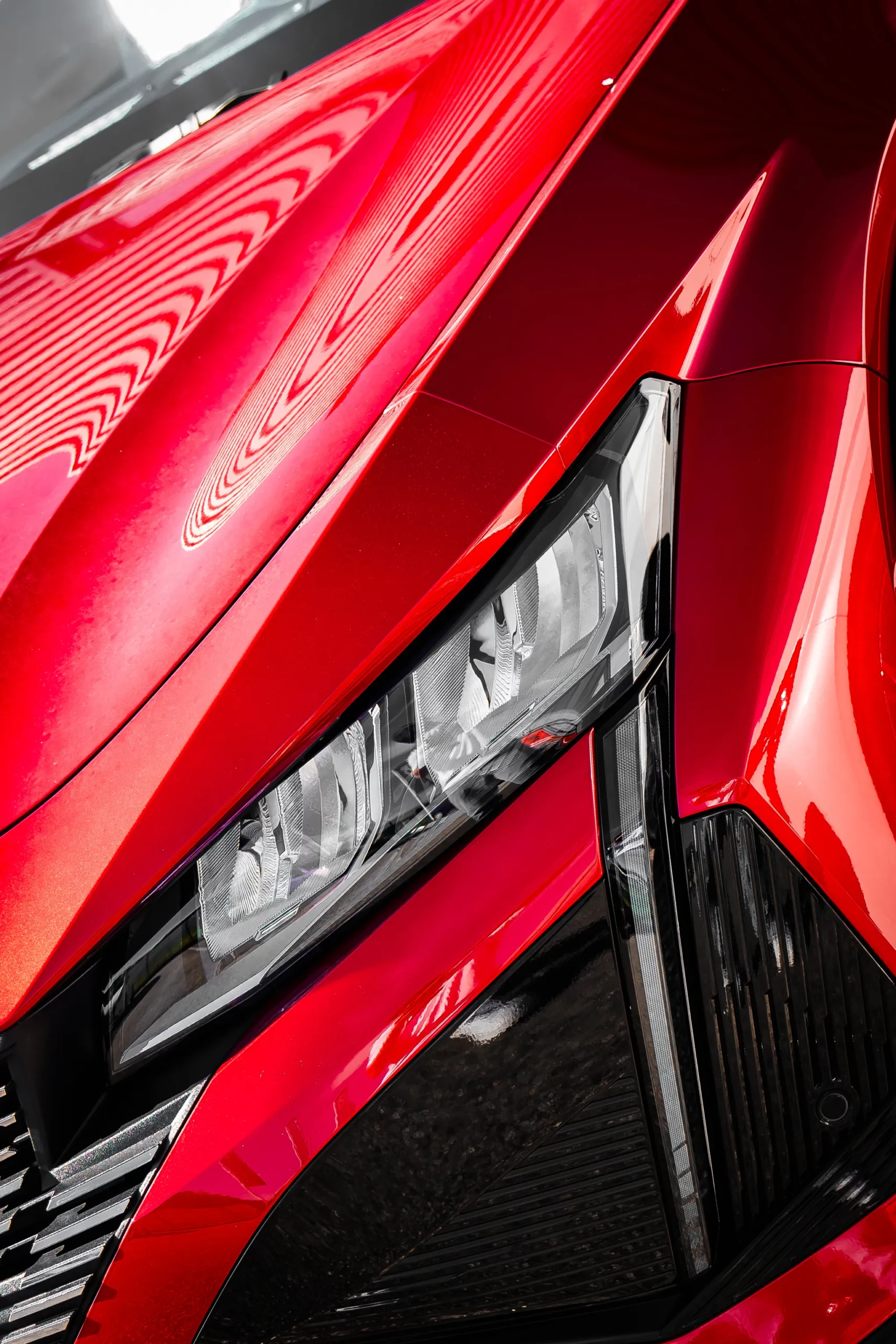 Vue de gros plan sur le phare avant d'un suv peugeot rouge