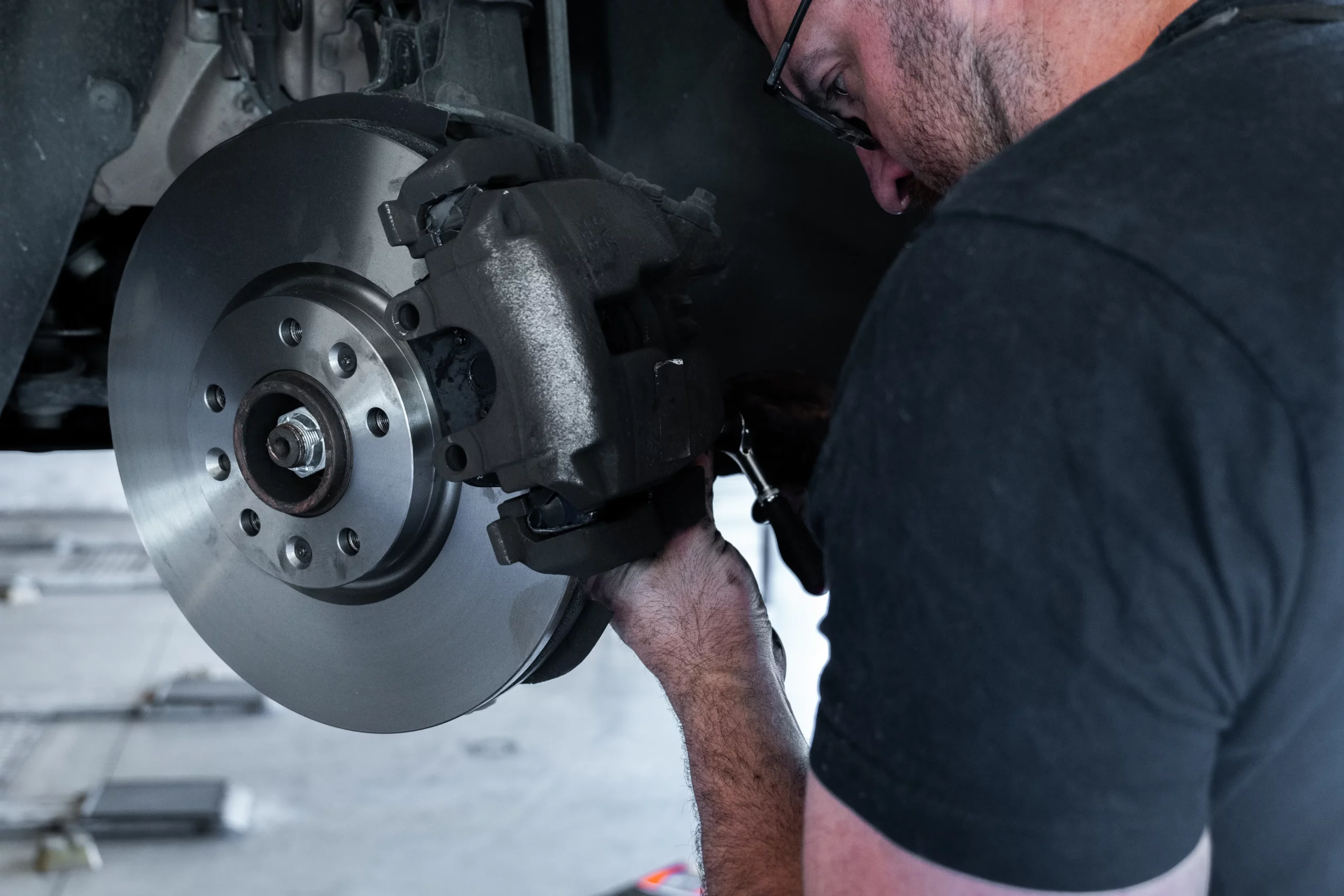 Disque de frein d'un véhicule Peugeot lors d'une intervention mécanique.