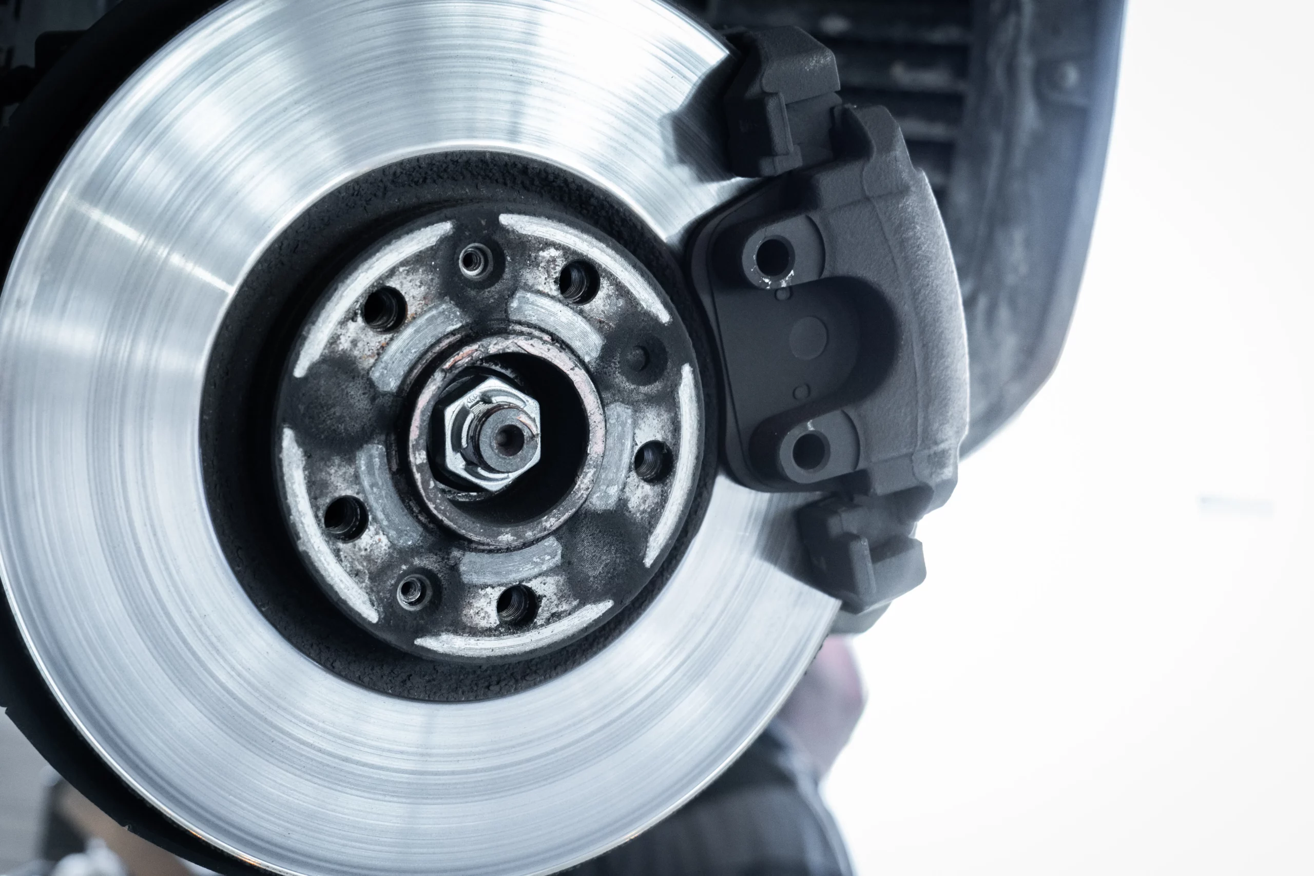 Disque de frein d'un véhicule Peugeot lors d'une intervention mécanique.