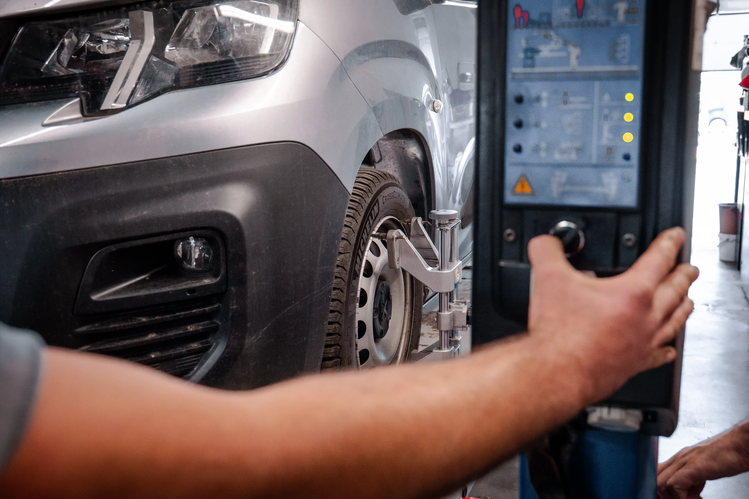 Vérification de l 'extérieur d'un véhicule Peugeot réalisée par un technicien qualifié à l'aide d'une machine à Géométrie.