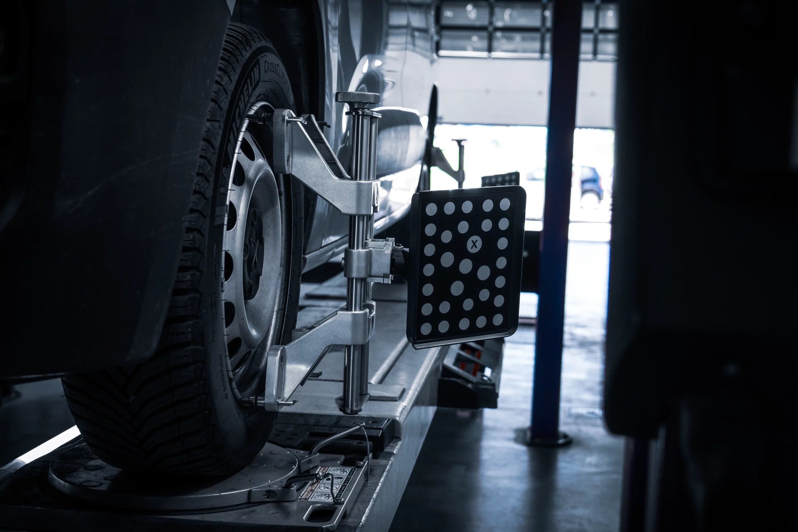 Vérification d'un véhicule Peugeot réalisée par un technicien qualifié à l'aide d'une machine à Géométrie.
