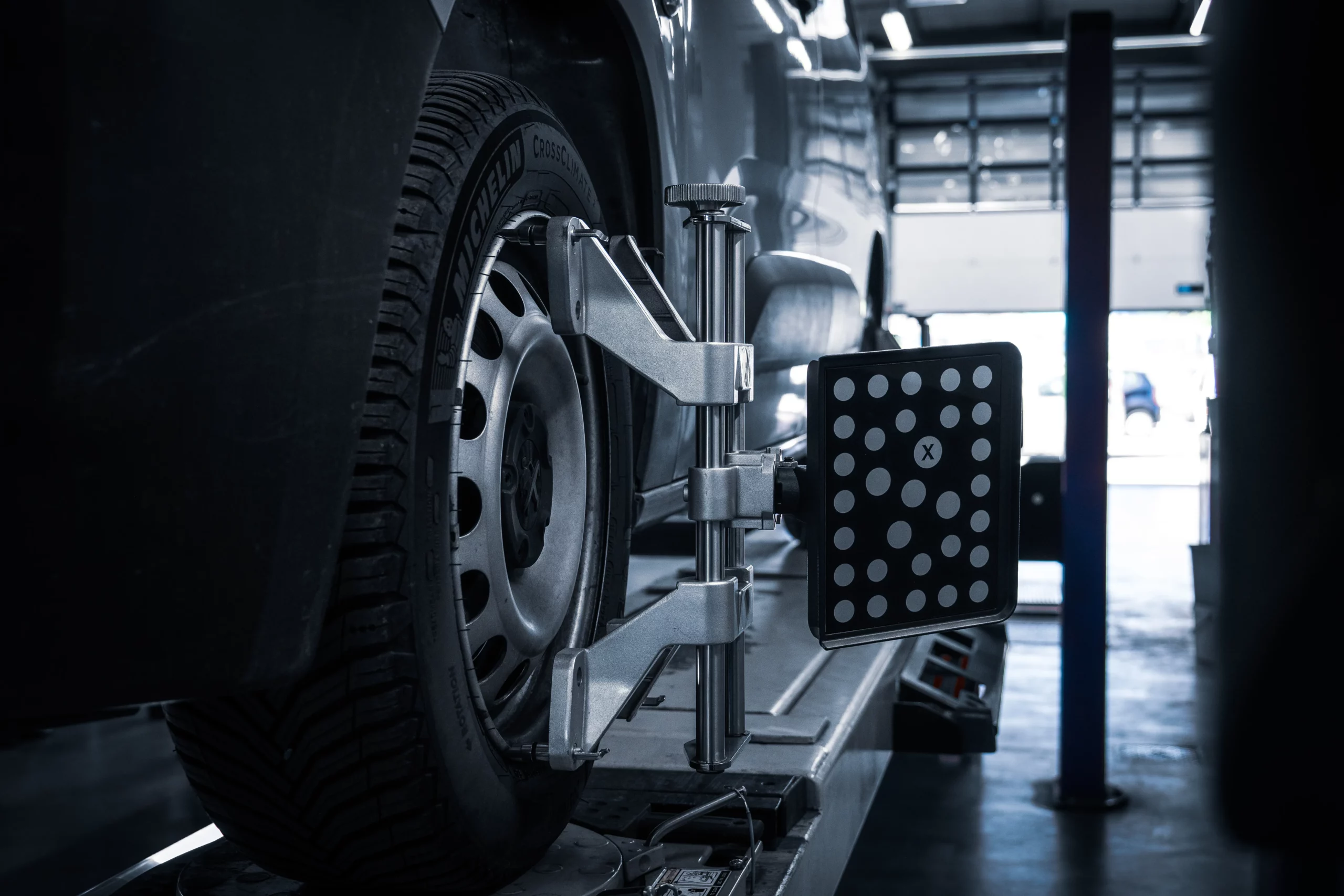 Vérification d'un véhicule Peugeot réalisée par un technicien qualifié à l'aide d'une machine à Géométrie.