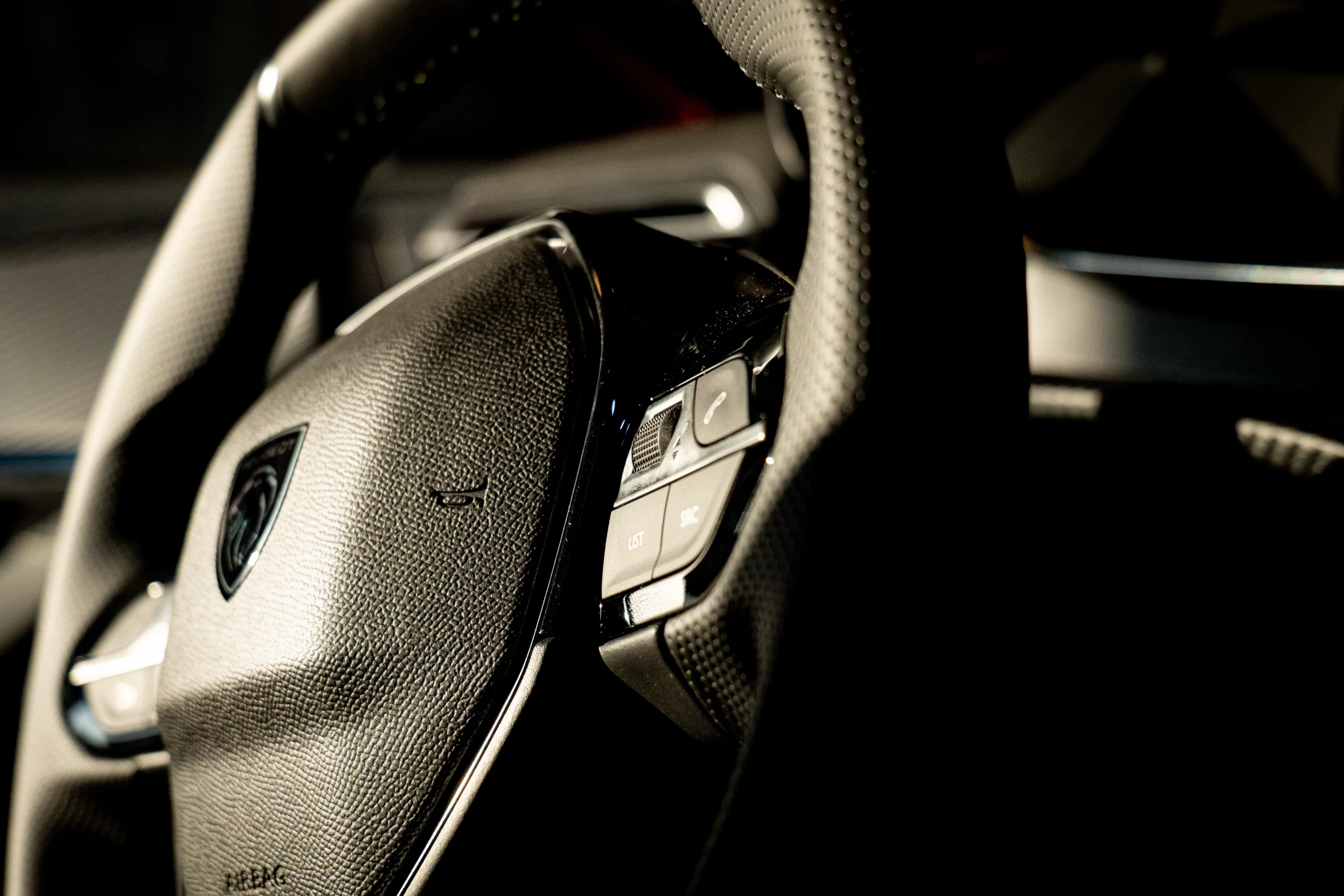 Intérieur de la nouvelle peugeot 208 vue sur le volant en gros plan