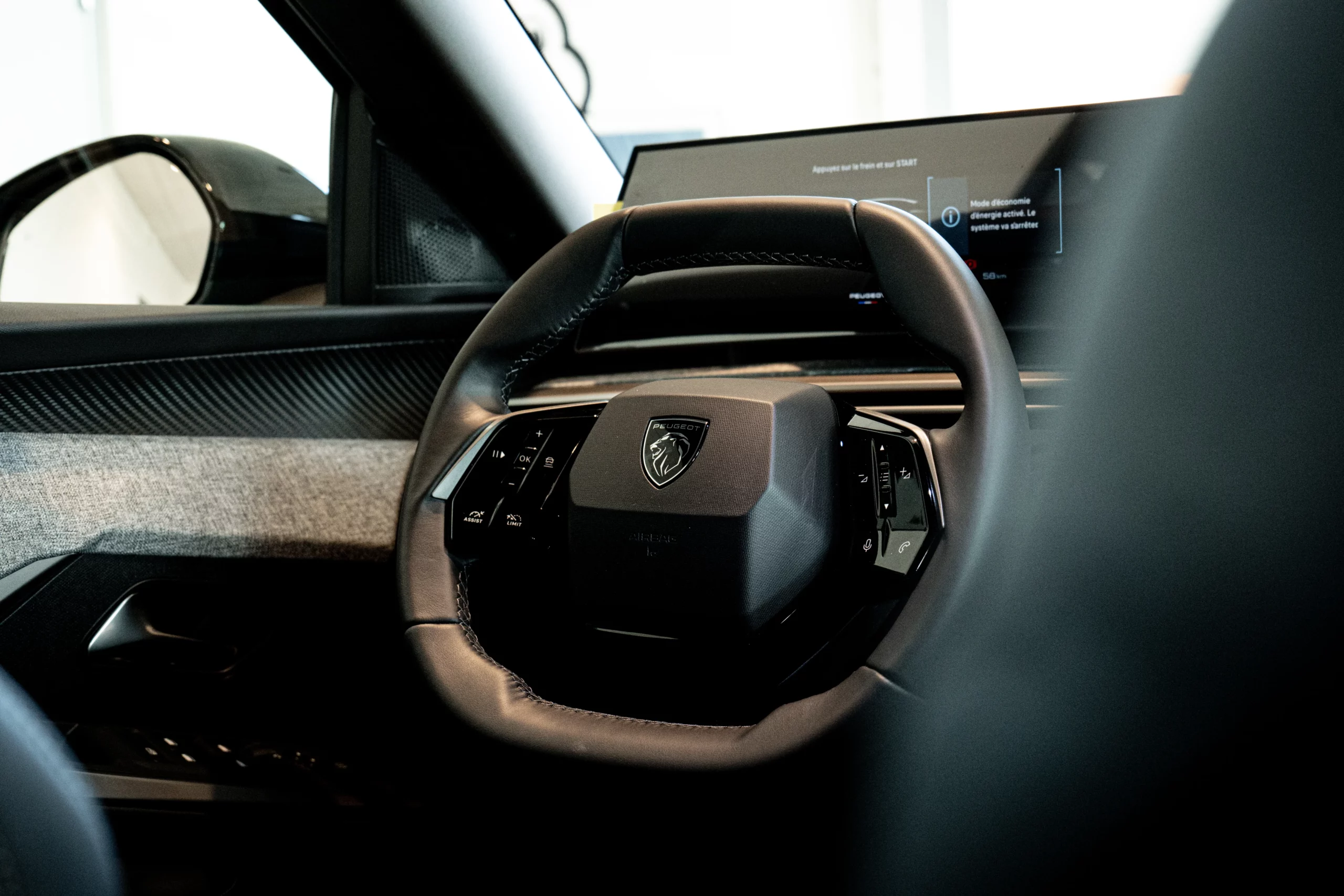 Intérieur de la nouvelle peugeot 2008 vue sur le volant