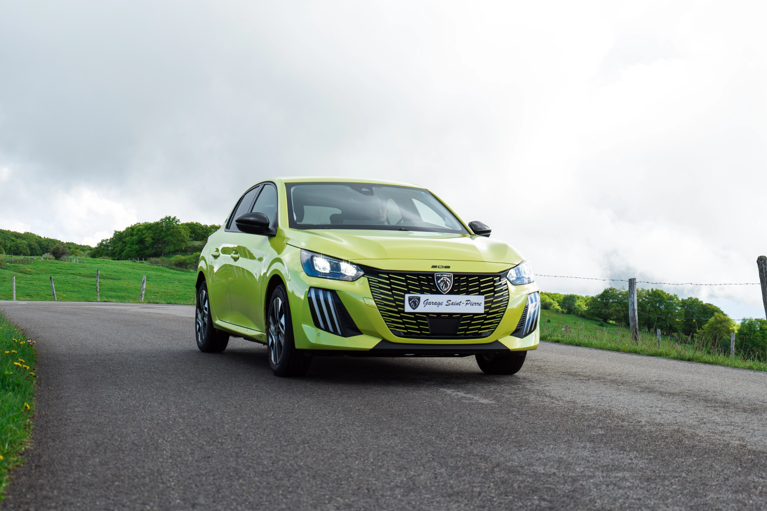 Peugeot 208 sur une route de campagne